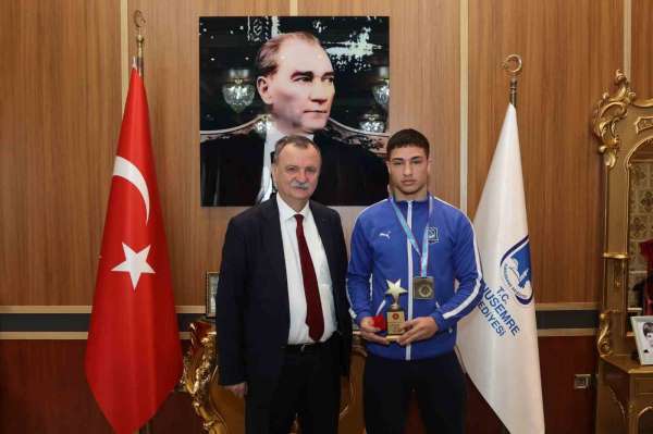 Başkan Balaban'dan Yunusemre'nin altın çocuğuna ödül