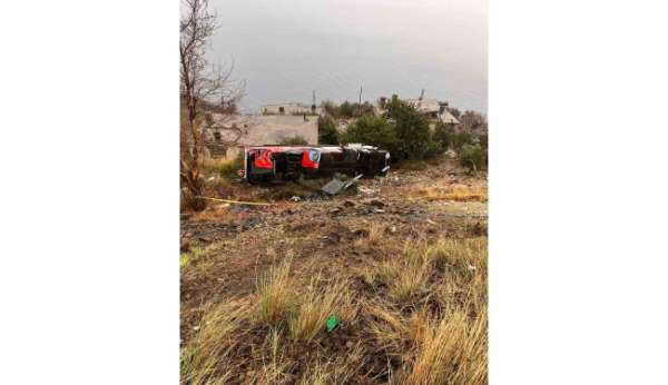 Kaza sonrası elektrik hattı onarımını yapan işçi, akıma kapılarak yaralandı