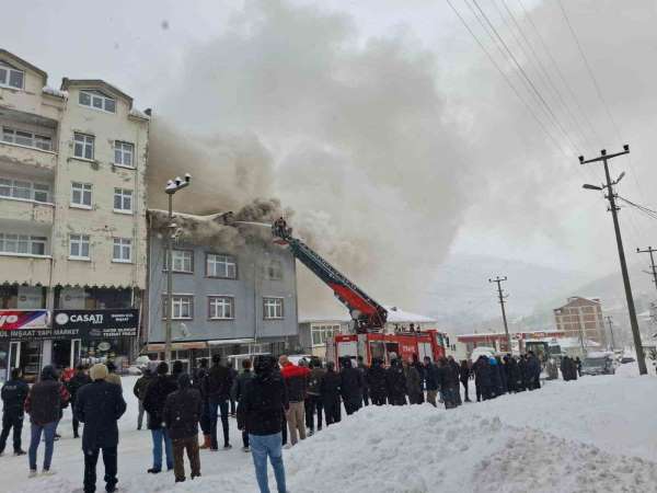 Ordu'da 3 katlı apartmanın çatı katı alevlere teslim oldu
