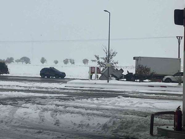 Tatvan'da 3 kişinin yaralandığı kaza anı kamerada