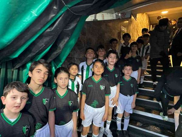 Depremzede çocuklar futbolcularla birlikte seremoniye çıktı