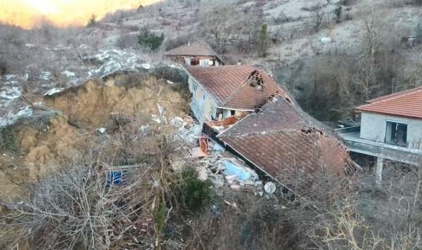 Sinop'ta heyelan: 3 ev ve bir ahır enkaza döndü