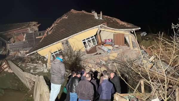 Sinop'ta heyelan: 3 ev yıkıldı, göçük altında kalanlar kurtarıldı