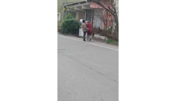 Pendik'te yaşlı kadına tekme tokat şiddet kamerada