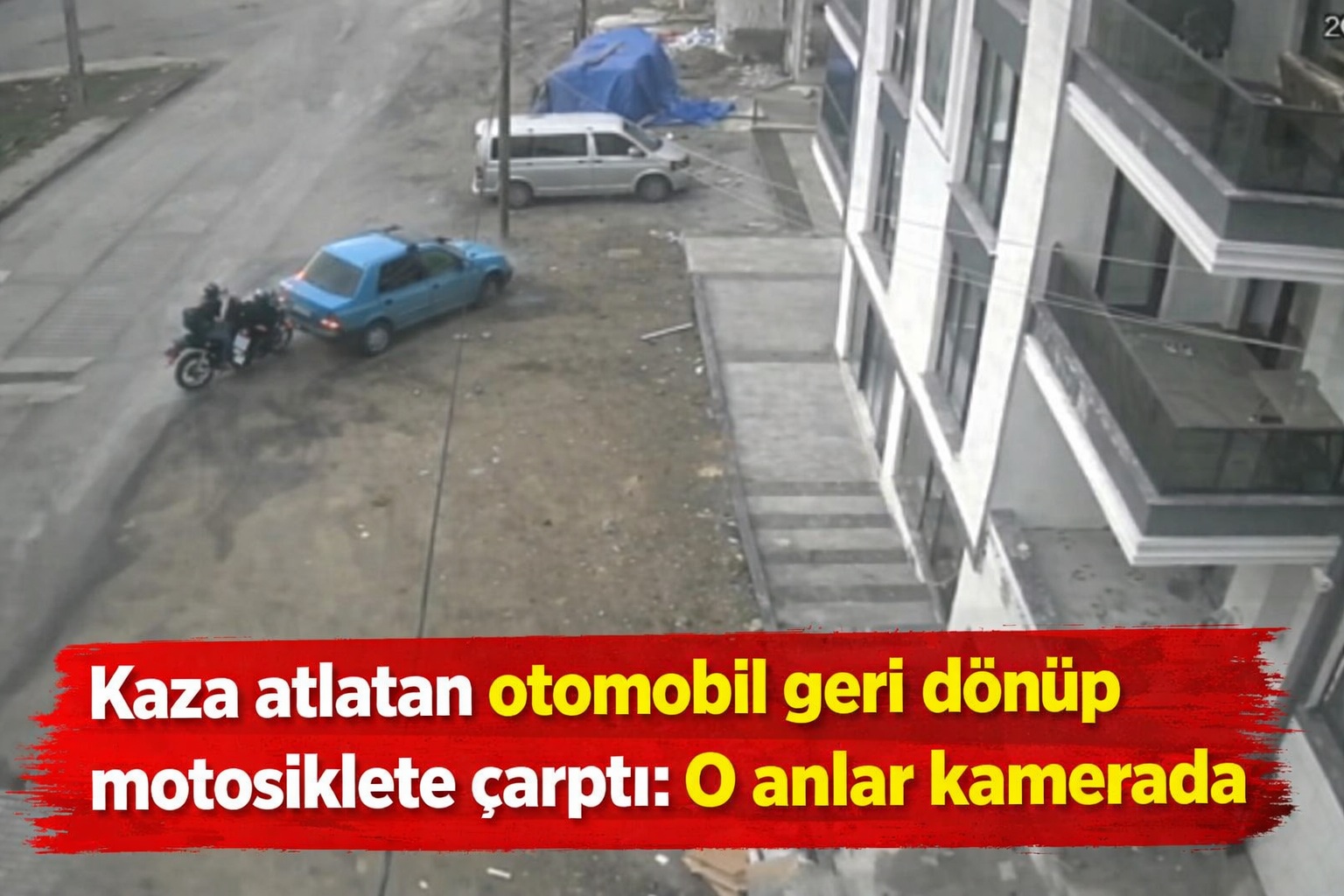Kaza atlatan otomobil geri dönüp motosiklete çarptı: O anlar kamerada