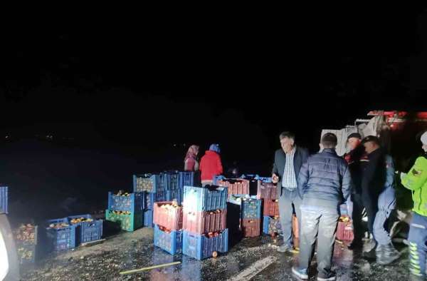 Kazada çevreye dağılan elmaları köy sakinleri topladı