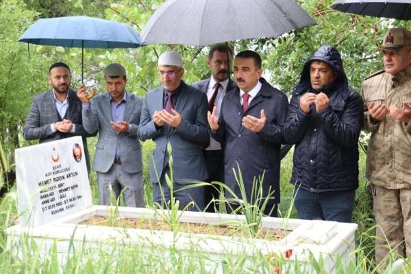 Siirt'te şehit köy korucusu mezarı başında anıldı - Siirt haber