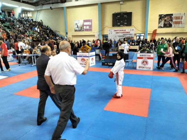 Karate Şampiyonası'nda skandal hakem kararı