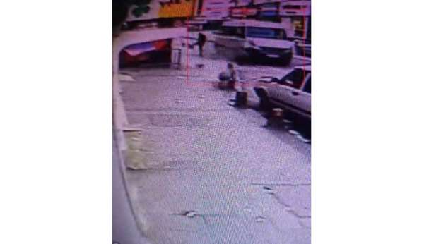 Kaza yapan sürücü hıncını yanındaki kadından çıkardı: O anlar kamerada