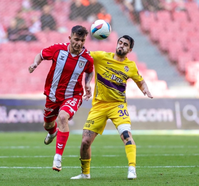 Alkışlar Yunus Emre'ye 