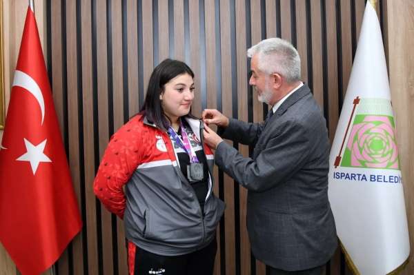 Ispartalı halterci Fatma Gül Çevik'ten dünya şampiyonluğu