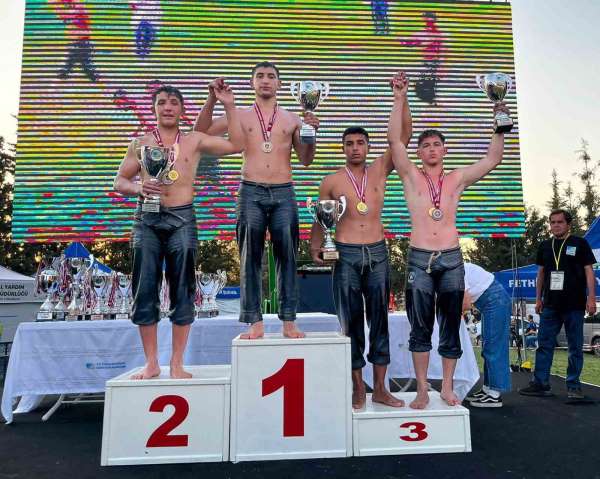 Manavgat Belediyesi güreşçileri Fethiye'den madalyalarla döndü