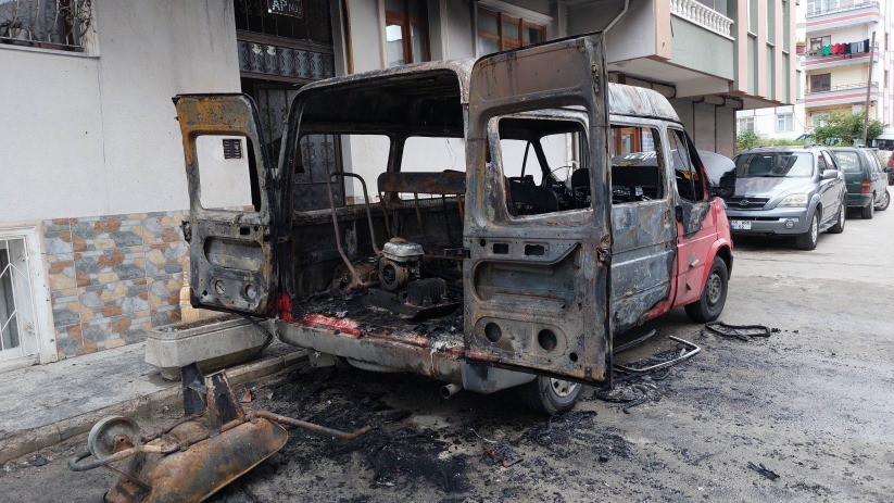 Samsun'da kundaklanan minibüs alev alev yandı