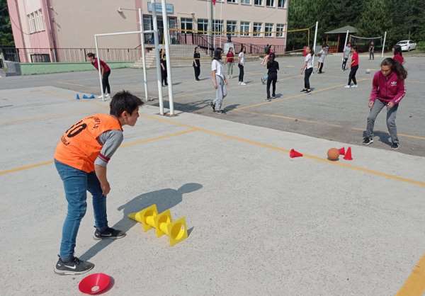 Köy okulundaki öğrencilere spor malzemesi