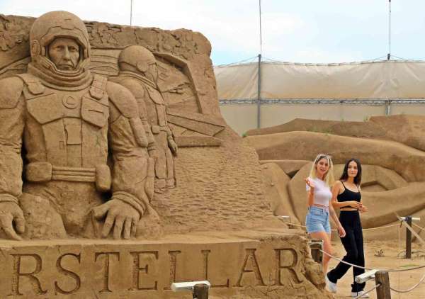 Antalya'da 10 bin ton kum kullanarak 25 heykeltıraş onlarca heykel yaptı