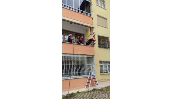 Tokat'ta kafası balkon demirine sıkışan çocuk kurtarıldı