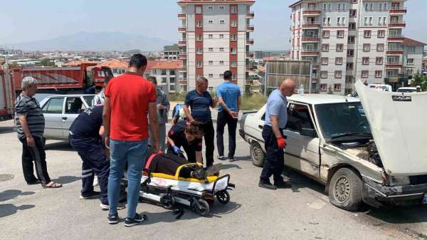 Karaman'da otomobillerin çarpıştığı kaza kamerada: 2 yaralı