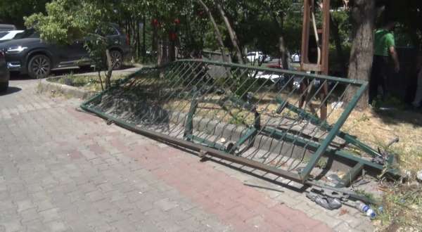 Büyükçekmece'de ortaokul önünde yaşanan kazada faciadan dönüldü: 2'si çocuk 6 yaralı