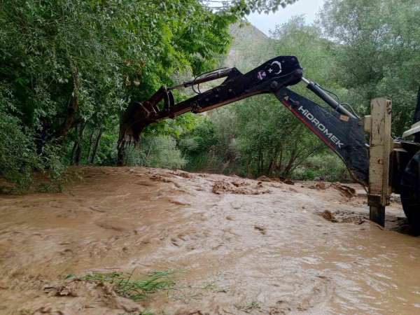 Malatya'da Kozluk Çayı taştı, yürüyüş rotaları su altında kaldı