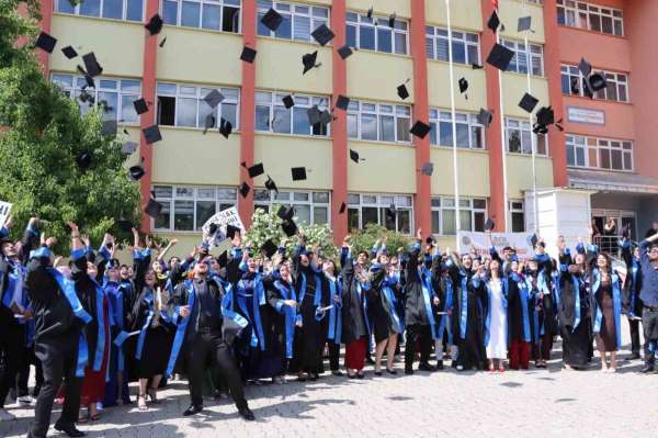 Oltu'da üniversitelilerin mezuniyet coşkusu
