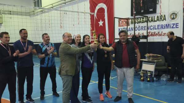 Şehit öğretmen anısına düzenlenen voleybol turnuvası sona erdi