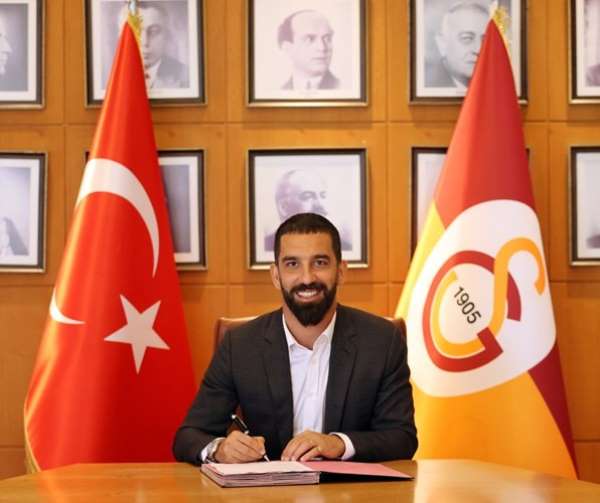 Arda Turan 1 yıl daha Galatasaray'da