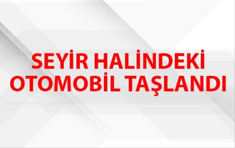 Seyir halindeki otomobil taşlandı
