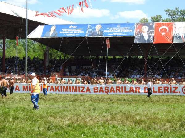 Kırkpınar'da başpehlivanlardan A Milli Futbol Takımı'na destek