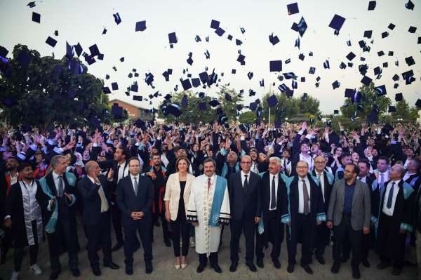 Malatya Turgut Özal Üniversitesi'nde mezuniyet heyecanı