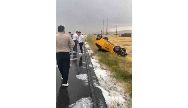 Iğdır-Doğubayazıt yolunda dolu kazaya neden oldu