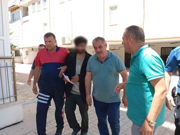 'İntiharkolik Hasan' yine sahnede: 200'den fazla kez çatıya çıktı, para alıp indi