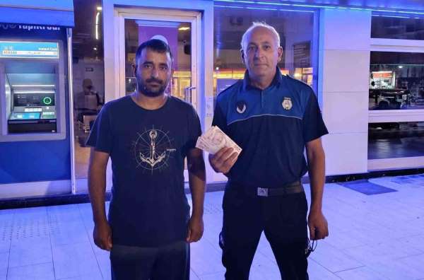 ATM'de bulduğu parayı zabıtaya teslim etti