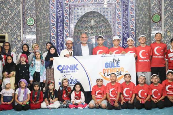 Canik'te camiye gelen hediyeyi alıyor