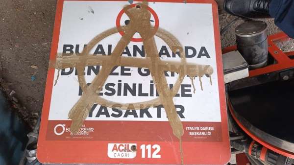Magandalar can simitlerini çaldı, uyarı levhalarına zarar verdi