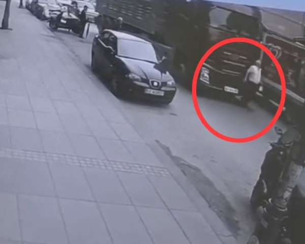 Tırın altında kalan yaşlı adam hayatını kaybetti