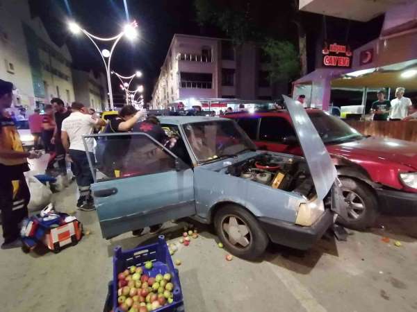 3 aracın karıştığı kazada otomobilde sıkışan sürücüyü ekipler kurtardı - Erzincan haber