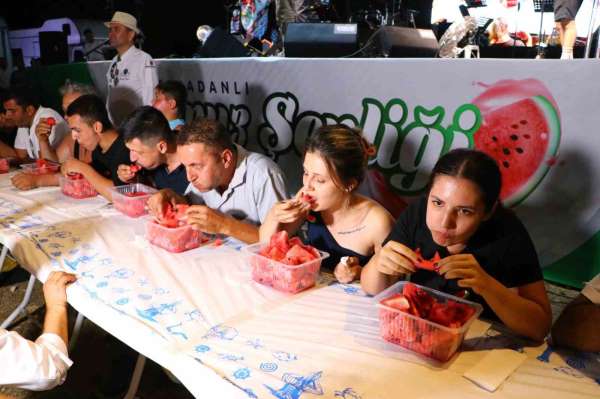 Tekirdağ'da karpuz yeme yarışması: 2 kilo karpuzu yiyen altın kazandı
