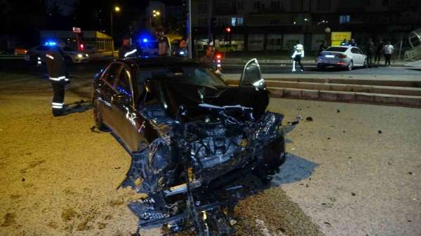 Yozgat'ta iki otomobilin çarpıştığı kazada 6 kişi yaralandı