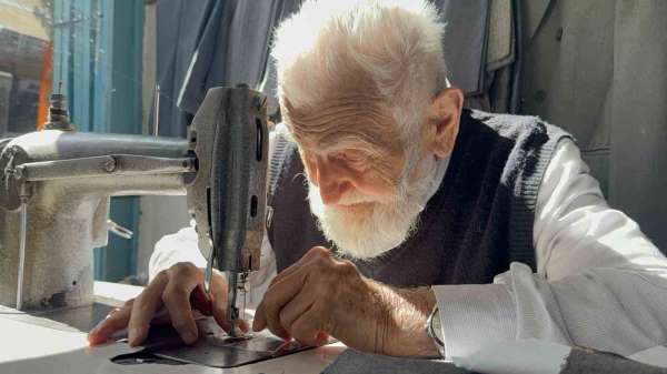 75 yıllık terzi gözlüksüz dikiş yapıyor