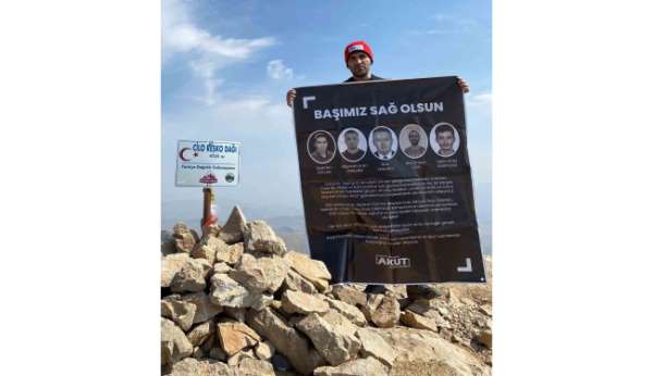 AKUT Manisa gönüllüsü 4 bin 135 metrede orman şehitlerini andı