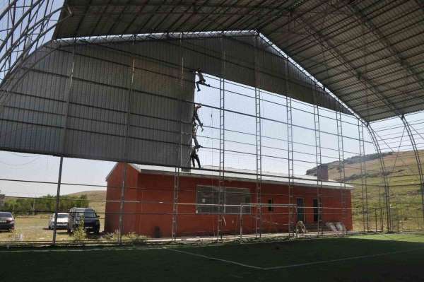 Akyaka Kapalı Halı Sahası yenileniyor