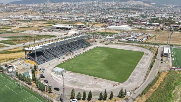 Kahramanmaraş'ta 4 bin kişilik futbol sahası hızla yapılıyor