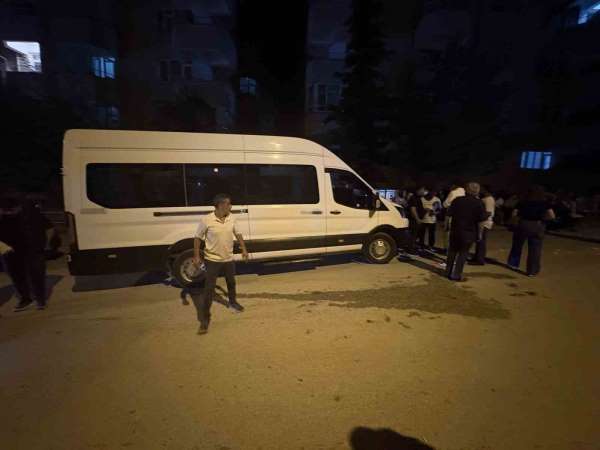 Düşen sis meşalesini almak isteyen çocuk minibüsün altında kaldı