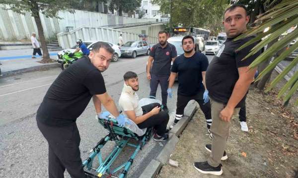 Hafif ticari araç ile motosiklet çarpıştı: 1 yaralı