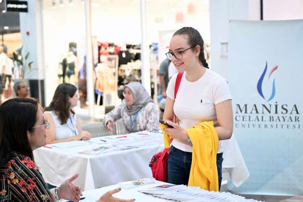 MCBÜ, tercih maratonunda geleceğin üniversitelileriyle buluştu
