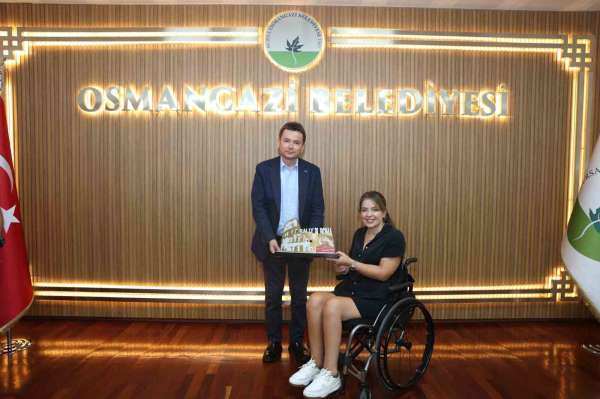 Osmangazi'nin başarılı pilotu kupayı başkan Aydın'la paylaştı