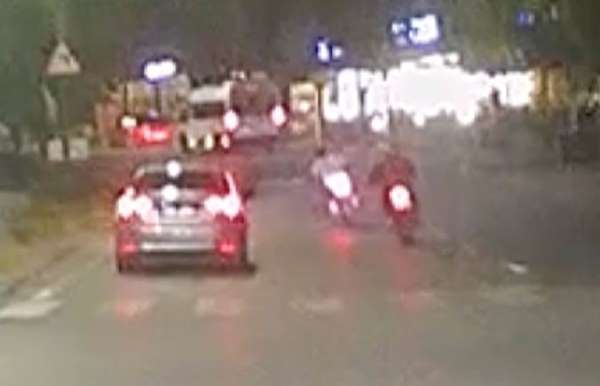 Otomobil ile 2 motosiklet yarış yaparak trafiği tehlikeye düşürdü