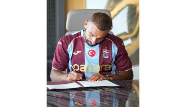 Salah Trabzonspor'a imzayı attı, ayağının tozuyla Trabzonspor reklam filmi çekimine katıldı