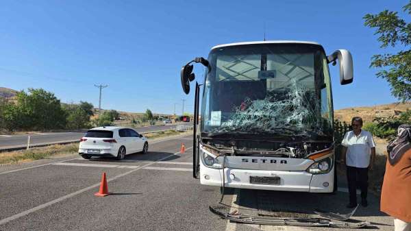 Traktör ve otobüs çarpıştı, kaza ucuz atlatıldı