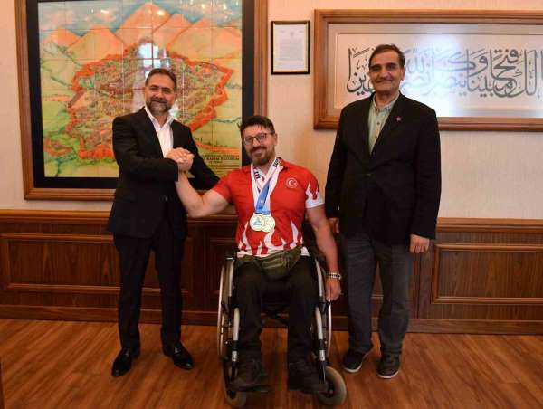 Bakan Uçar ampiyonu kutlad